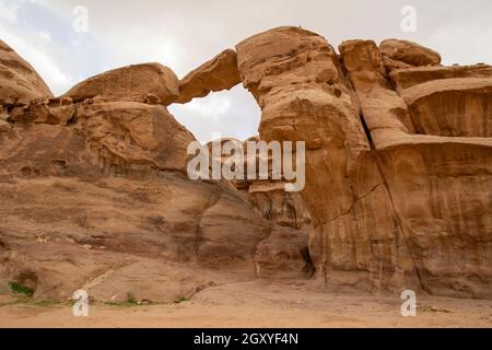 Vista sul ponte naturale di roccia di um Frouth nel deserto di Wadi Rum, Giordania. Viaggi e Turismo in Medio Oriente. Foto Stock