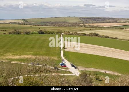 Vista a nord sulla campagna di South Downs da Cissbury Ring vicino a Worthing, West Sussex, Inghilterra. Con piccolo parcheggio e camminatori. Foto Stock
