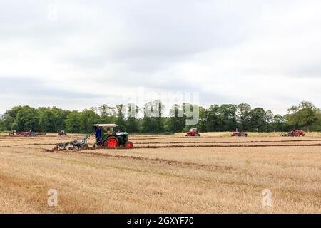 Middleshaw, Scozia - 16 agosto 2020 : trattore Vintage di Fordson che arava con un aratro Ransomes trainato d'epoca Foto Stock