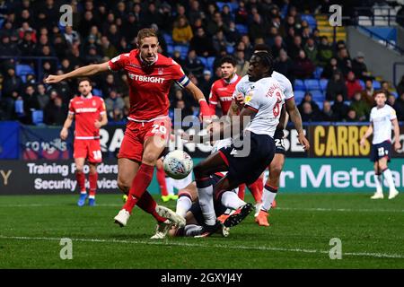 Il capitano della foresta di Nottingham Michael Dawson blocca un colpo dal Craig Noone di Bolton Wanderers Foto Stock