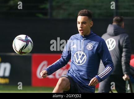 Amburgo, Germania. 06 ottobre 2021. Calcio: Nazionale, formazione prima della Coppa del mondo di qualificazione contro la Romania. Jamal Musiala in Germania si riscalda. Credit: Marcus Brandt/dpa/Alamy Live News Foto Stock