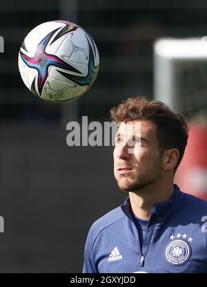 Amburgo, Germania. 06 ottobre 2021. Calcio: Nazionale, formazione prima della Coppa del mondo di qualificazione contro la Romania. La Leon Goretzka della Germania si riscalda. Credit: Marcus Brandt/dpa/Alamy Live News Foto Stock