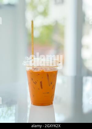 Un bicchiere di tè al latte tailandese ghiacciato, foto d'inventario Foto Stock