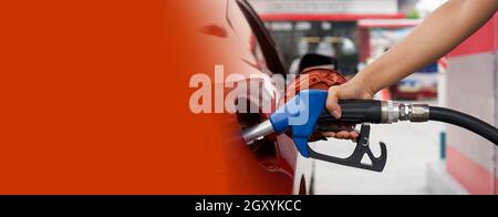 Tubi arancioni della pompa benzina in una stazione di gas Foto stock - Alamy