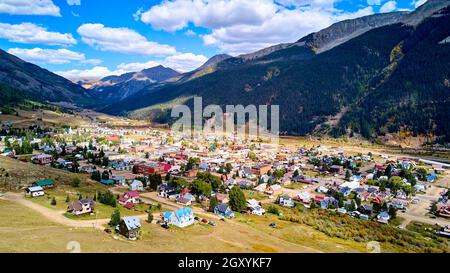 Grande catena montuosa che circonda piccola città occidentale in valle Foto Stock