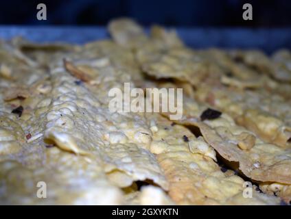 Un primo piano di uno spuntino Fafda Gujarati appena sfornato, uno spuntino indiano più popolare in Gujarat, fuoco selettivo, Fafda o Faafda farsaan snack b Foto Stock