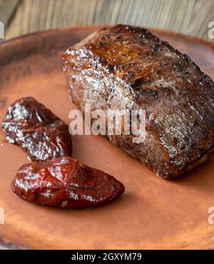 Bistecca alla griglia guarnita con peperoni di chipotle Foto Stock