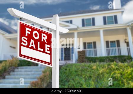 Rivolta verso sinistra per la vendita immobiliare di segno di fronte a casa. Foto Stock