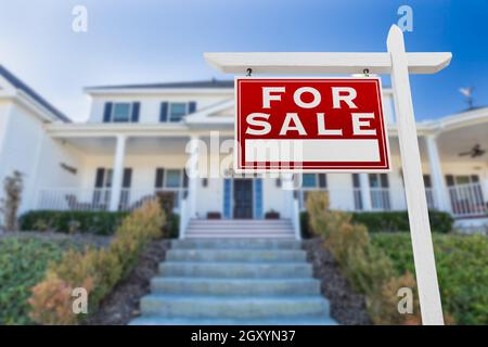 Rivolta verso sinistra per la vendita immobiliare di segno di fronte a casa. Foto Stock