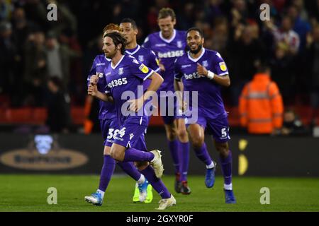 Joe Allen di Stoke City celebra il primo obiettivo del gioco del suo lato Foto Stock