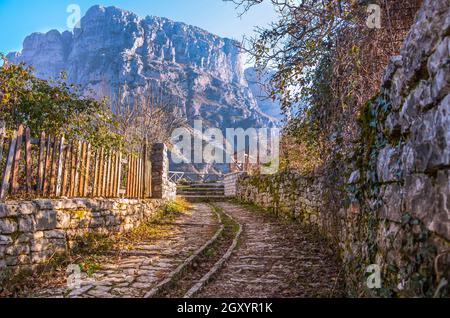 Vicolo tradizionale in Megalo papingo, il pittoresco villaggio costruito sulle pendici del monte Tymfi.Ioannina Grecia Foto Stock