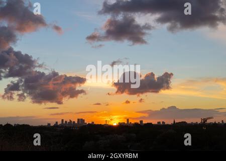 L'Aia, Paesi Bassi - 2 ottobre 2021: L'orizzonte dell'Aia all'alba Foto Stock