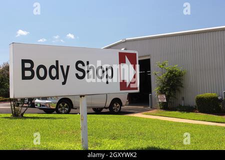 Body Shop presso la concessionaria di auto Focus su Sign Foto Stock