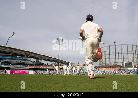 Alastair Cook in Inghilterra corre per mordere durante la sua ultima apparizione in Inghilterra Foto Stock