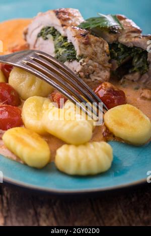 filetto di maiale con gnocchi e salsa alla panna Foto Stock