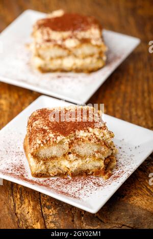 torta tiramisù su piatti bianchi Foto Stock