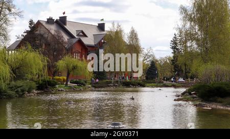 Residenza di lusso dell'ex presidente dell'Ucraina Viktor Yanukovych sulla riva del laghetto. Casa di lusso Honka a Mezhyhirya. Ucraina, Novye Foto Stock