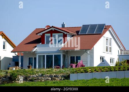 Casa singola con tetto solare, Germania Foto Stock