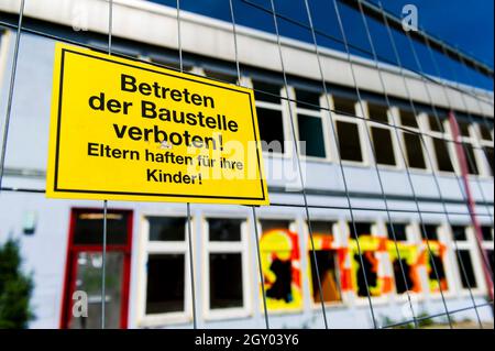 Smontaggio di un edificio, cartello su una recinzione, Betreten verboten, tenere fuori, Germania Foto Stock