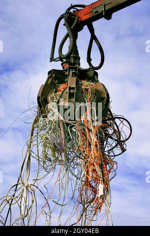 Pala con rifiuti elettronici, vecchi cavi su una discarica sanitaria, Austria Foto Stock