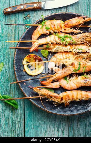 Scampi fritti, gamberi arrostiti su uno spiedino. Gamberi grigliati spiedini.Seafood, shelfish Foto Stock