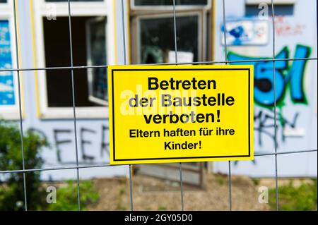 Smontaggio di un edificio, cartello su una recinzione, Betreten verboten, tenere fuori, Germania Foto Stock