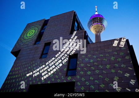Landtag illuminato, 75 anni di NRW con la Torre del Reno, Germania, Renania Settentrionale-Vestfalia, basso Reno, Dusseldorf Foto Stock