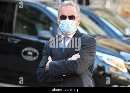 Parigi, Francia. 06 ottobre 2021. Parigi, Francia il 6 ottobre 2021. Ex ciclista professionista francese Bernard Hinault durante una messa tributo per il magnate francese Bernard Tapie alla chiesa di Saint Germain des Pres a Parigi, Francia, il 6 ottobre 2021. Il funerale si terrà l'8 ottobre presso la Cattedrale del maggiore, a Marsiglia. Bernard Tapie è morto di cancro all'età di 78 anni. Photo by David Niviere/ABACAPRESS.COM Credit: Abaca Press/Alamy Live News Foto Stock