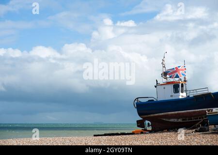 Barca da pesca britannica che batte la bandiera Union Jack sulla spiaggia di Deal, kent Foto Stock