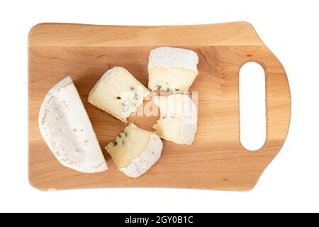 natura morta di brie o camembert, formaggio fresco con muffa e fette su tavola di legno isolato su sfondo bianco, vista dall'alto Foto Stock