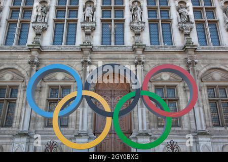 Parigi, Francia, 4 ottobre 2021: Al di fuori dell'Hotel de Ville nel centro di Parigi sono esposti gli anelli olimpici per celebrare la città che ospita i Giochi Olimpici dell'estate 2024. Anna Watson/Alamy Live News Foto Stock