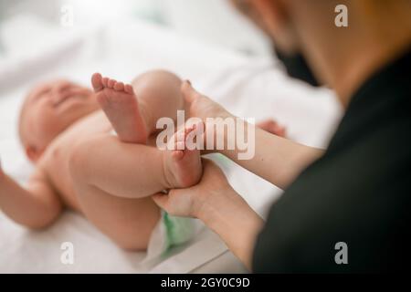 Paziente pediatrico sottoposto a test per i riflessi neonatali Foto Stock