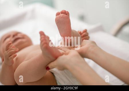 Medico di sesso femminile che esegue una valutazione neurologica neonatale Foto Stock