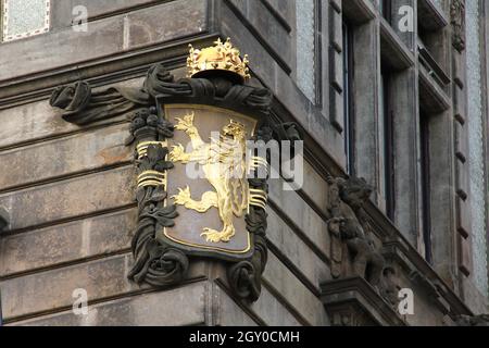 PRAGA, REPUBBLICA CECA - 23 APRILE 2012: Questo è un bassorilievo dello stemma della Repubblica Ceca all'angolo di una delle case nel centro della città. Foto Stock