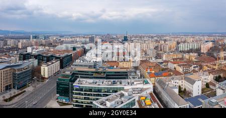 Vista panoramica aerea dello skyline di via Váci con uffici commerciali e traffico molto leggero grazie al blocco della terza onda di Covid. Foto Stock