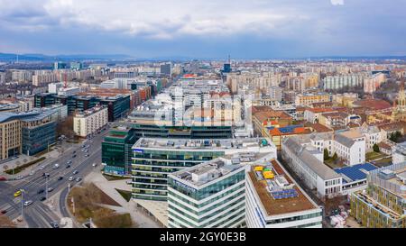 Vista panoramica aerea dello skyline di via Váci con uffici commerciali e traffico molto leggero grazie al blocco della terza onda di Covid. Foto Stock