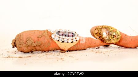 Immagine di un anello di moda su un grezzo di carota Foto Stock