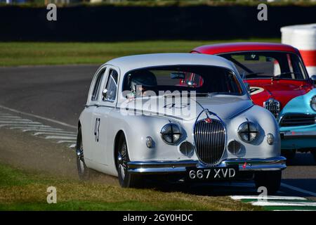 Sull'erba, Simon Aldridge, Tony Jardine, Jaguar Mk1, St Mary’s Trophy Race, parti 1 e 2, berline che hanno preso in pista tra il 1950 e il 19 Foto Stock