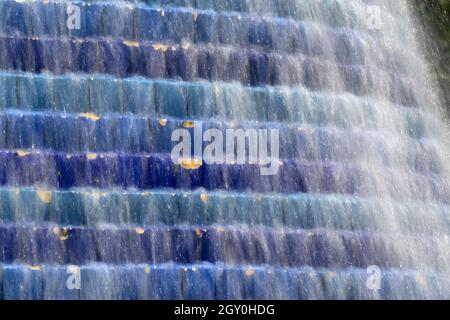 Acqua su mattonella fontana a mosaico nel dettaglio di Lisbona Expo Foto Stock