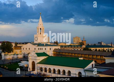 Vista al tramonto del campanile bianco medievale di Spassky con un orologio e una stella d'oro nel Cremlino Kazan, Russia Foto Stock