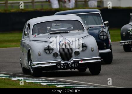 Simon Aldridge, Tony Jardine, Jaguar Mk1, St Mary’s Trophy Race, parti 1 e 2, berline che scesero in pista tra il 1950 e il 1959, Goodwood Rev Foto Stock