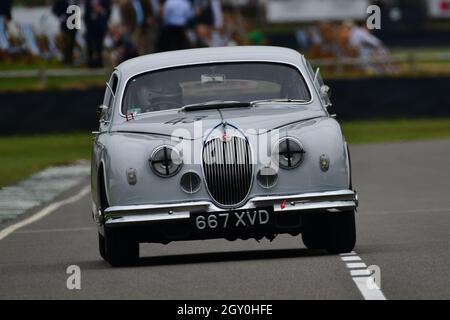 Simon Aldridge, Tony Jardine, Jaguar Mk1, St Mary’s Trophy Race, parti 1 e 2, berline che scesero in pista tra il 1950 e il 1959, Goodwood Rev Foto Stock