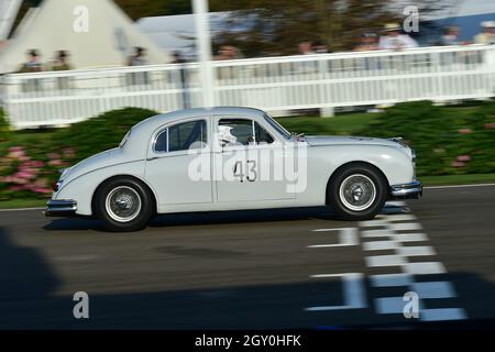 Simon Aldridge, Tony Jardine, Jaguar Mk1, St Mary’s Trophy Race, parti 1 e 2, berline che scesero in pista tra il 1950 e il 1959, Goodwood Rev Foto Stock