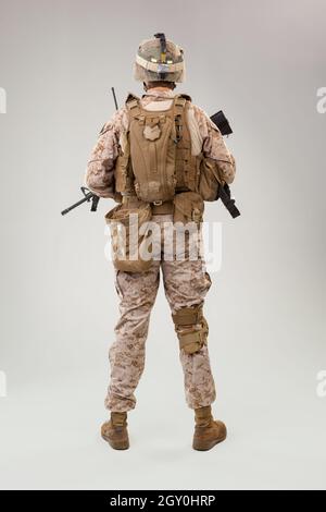 Vista posteriore del soldato militare US esercito marines operatore studio ritratto Foto Stock