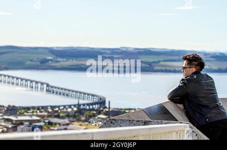 Dundee, Tayside, Scozia, Regno Unito. 6 ottobre 2021. UK Meteo: Una calda mattinata di autunno soleggiato in tutta la Scozia nord-orientale con temperature che raggiungono i 15°C. Il caldo sole d'autunno attrae i turisti che si accergono sullo skyline di Dundee e il fiume Tay dalla "Legge" i resti di una soglia vulcanica ed è il punto di vista più alto della città. Credit: Dundee Photographics/Alamy Live News Foto Stock