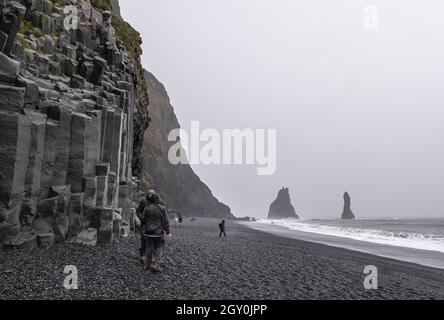 La spiaggia di sabbia nera dell’Islanda in una giornata tempesta Foto Stock