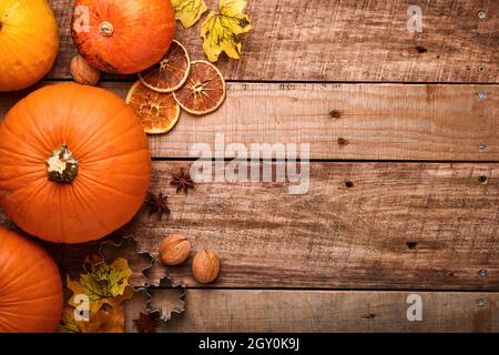 Zucca. Sfondo di cibo autunnale con cannella, noci e spezie di stagione su sfondo rustico. Torta di zucca o mela e biscotti per Thanksgivin Foto Stock