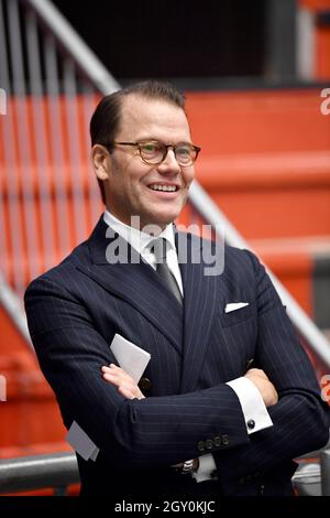 Il principe Daniel visita la Behrn Arena, un'arena di hockey su ghiaccio al coperto, a Orebro, Svezia, il 6 ottobre 2021. La coppia della principessa ereditaria è in visita di un giorno a Orebro. Foto: Pontus Lundahl / TT code 10050 Foto Stock