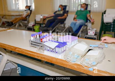 Cumulo di sacche di sangue pulite vuote e provette per il laboratorio di ricerca poste in rack per l'analisi. Foto Stock