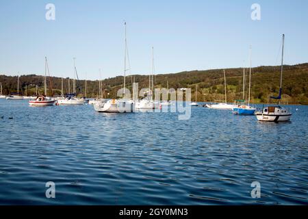 Barche a vela ormeggiate sull'acqua Coniston in una serata d'autunno il Lake District Cumbria Inghilterra Foto Stock